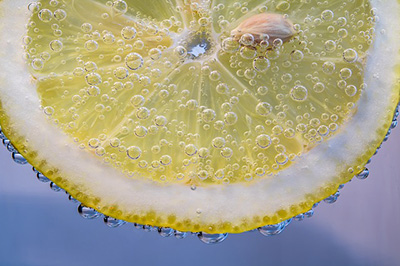 a slice of lemon in bubbly water