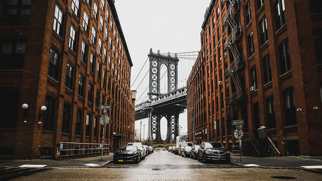 The view of Brooklyn Bridge between buildings