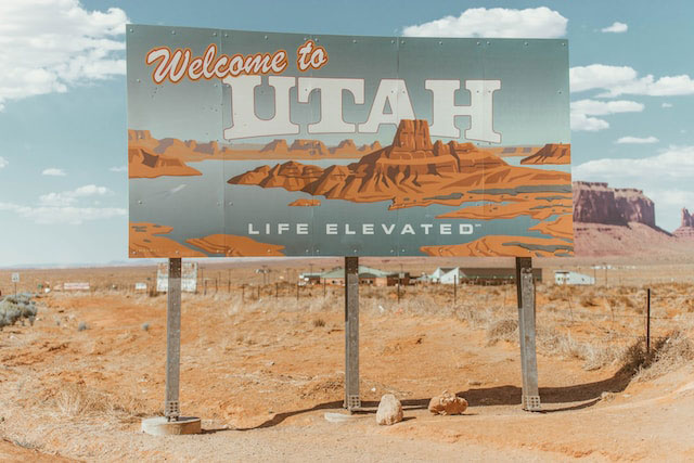 Sign in the desert that says Utah